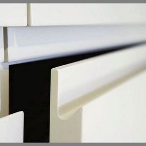 МДФ в пленке ПВХ.  Фасады из МДФ в ПВХ пленке могут с максимальной точностью передать древесную структуру, имитировать искусственную кожу либо камень. ⠀ Материал известен своей великолепной устойчивостью к износу, эстетической привлекательностью и стойкостью к влиянию различных чистящих препаратов.