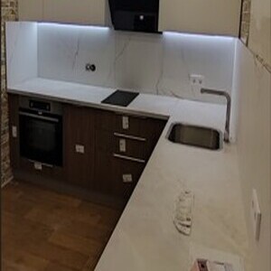 Угловая кухня с фартуком из керамогранита