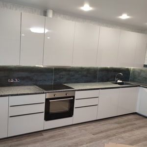 Белая глянцевая кухня