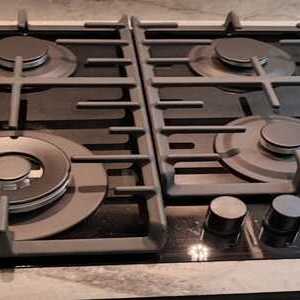 Врежем варочные панели в один уровень со столешницей