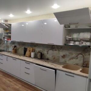 Кухня с белыми фасадами